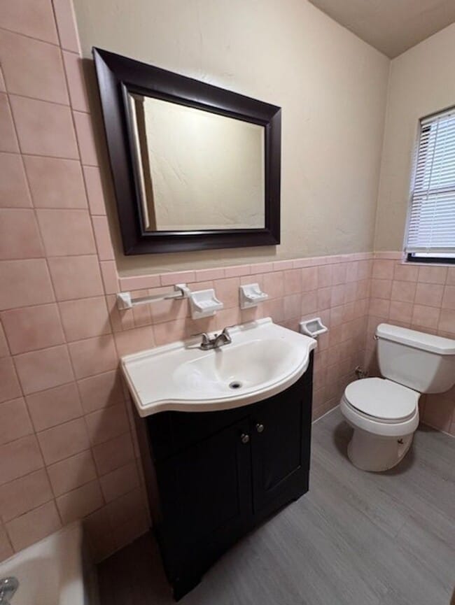 Photo - 4 bed 2.5 bath 2 story duplex! New paint and flooring ready for move in!