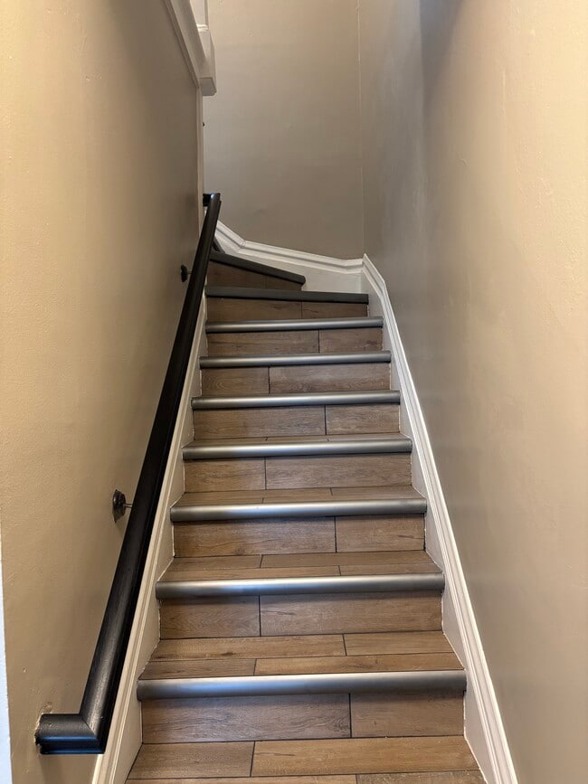 escalera de entrada - 1101 Leavenworth St Unidad 1