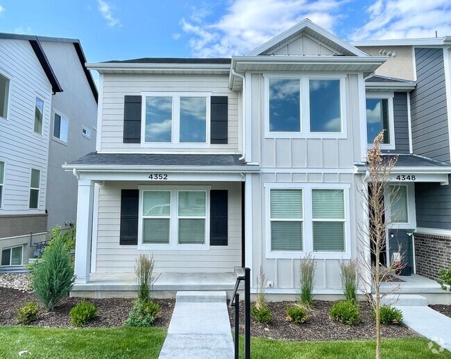 Building Photo - Sleek Townhome at Mountain Ridge!