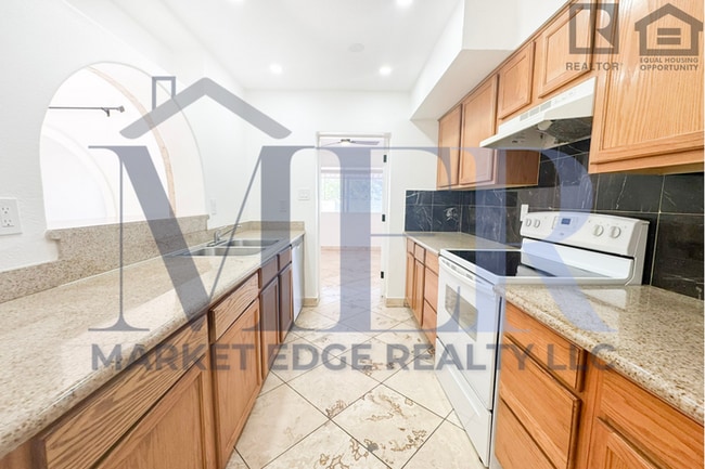 Building Photo - 5Bed/2Bath Home at Southern/Mill Ave! $399...