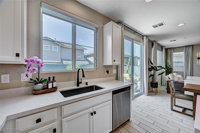 Photo - 372 Silva Pl