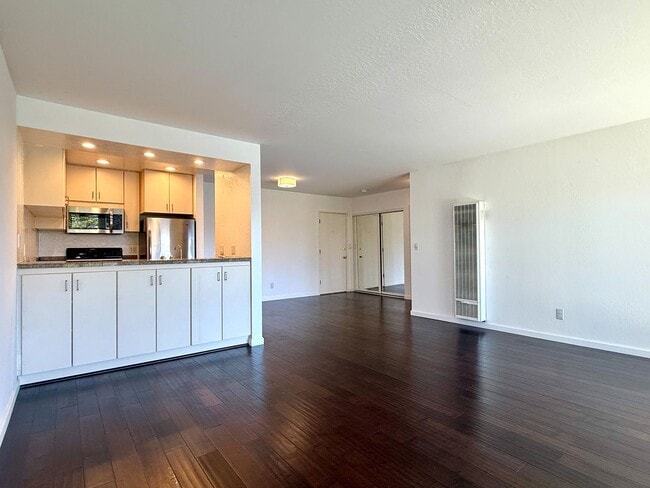Building Photo - Top Floor Corner Unit Condo With Amazing V...