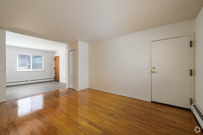 1BR, 1BA - 650SF - Living Room