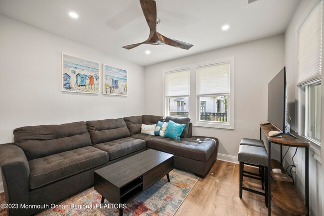 110 11th Ave E
