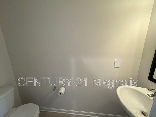 Photo - 815 Delta Ln