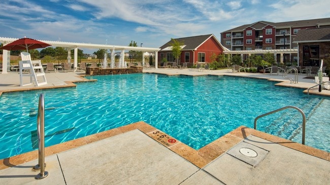 Piscina - The Fred Apartment Homes