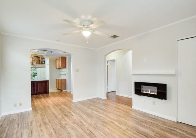 Photo - 707 Sprucewood Ln
