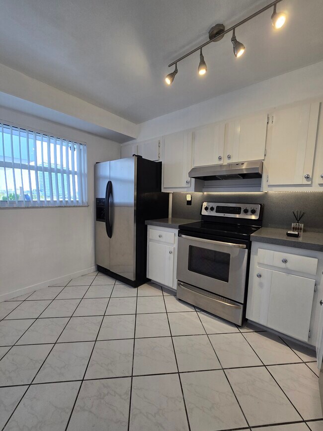 Photo - 7440 Harding Ave Unidad 403