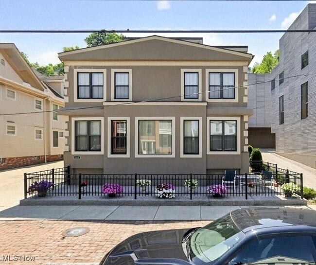 Building Photo - 2033 Fairview Unit 1