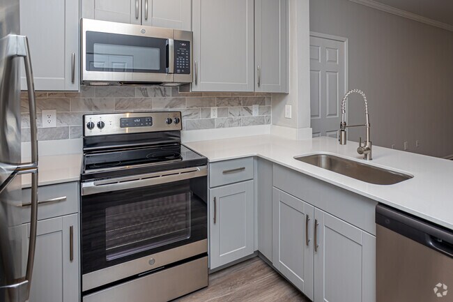 1BR, 1BA - 785SF Ground Floor