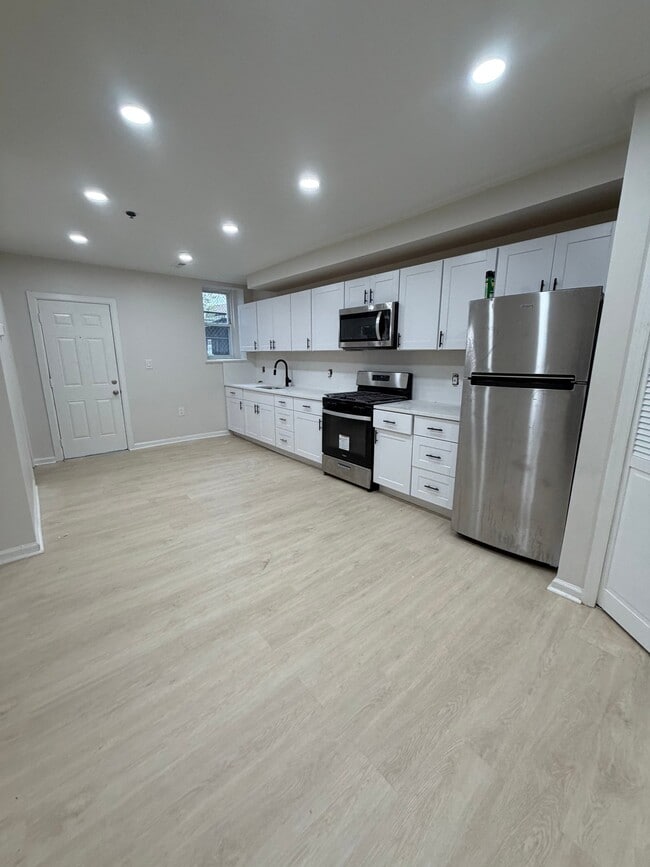 Building Photo - 167 N Grove St