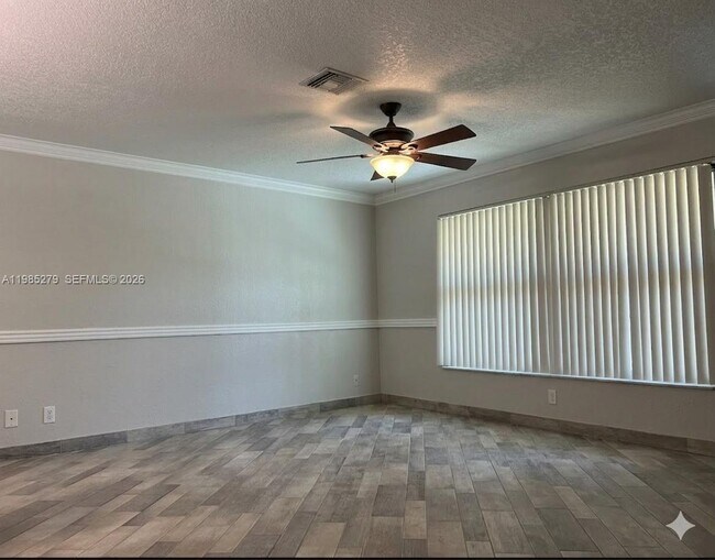 Photo - 633 NE 2nd St