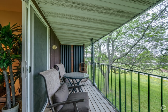 2 BR, 1.5 BA - 900SF