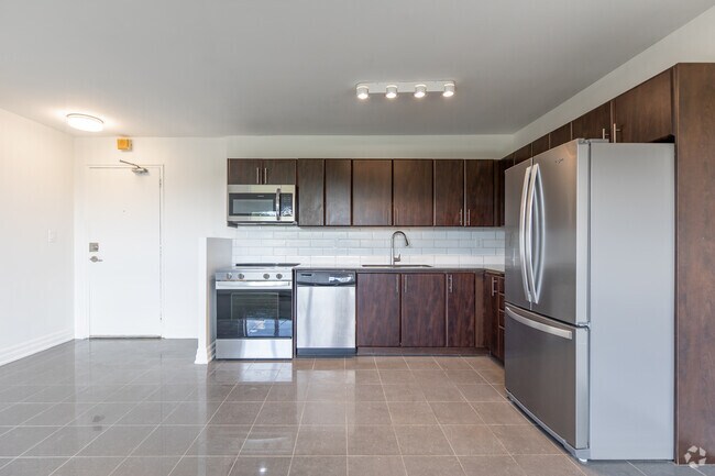 2BR, 1BA - 820SF - Kitchen