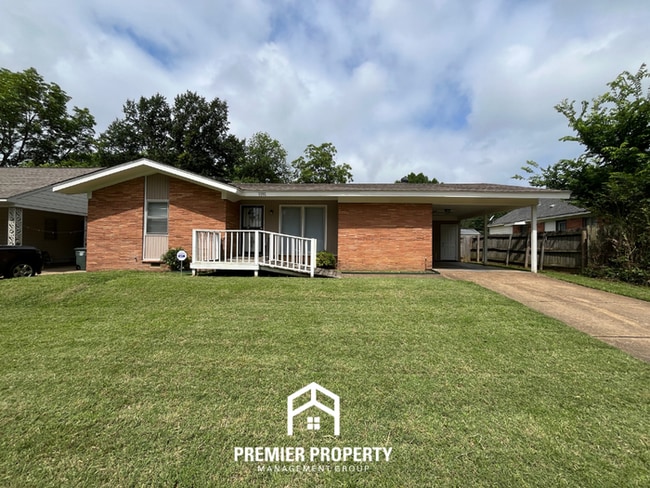 Building Photo - Charming 3BR/2BA in 38118 | Hardwood Floors, Formal Dining & Fenced Yard