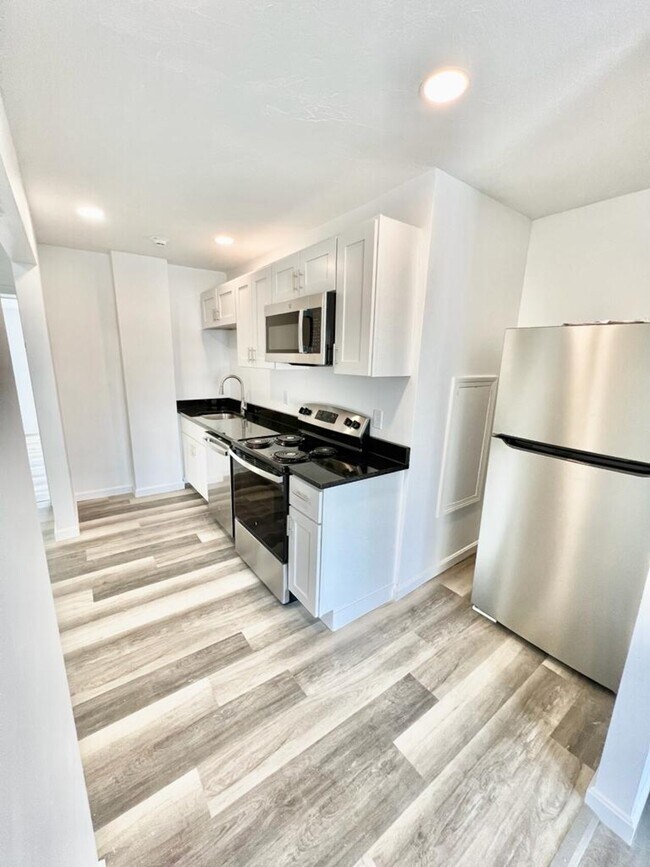 Brookside Condo Unit B Condo for Rent in West Warwick, RI