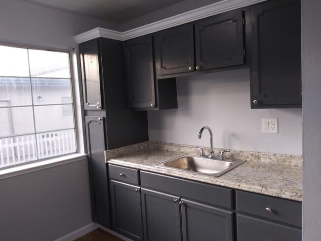 Colonial Way Apartments