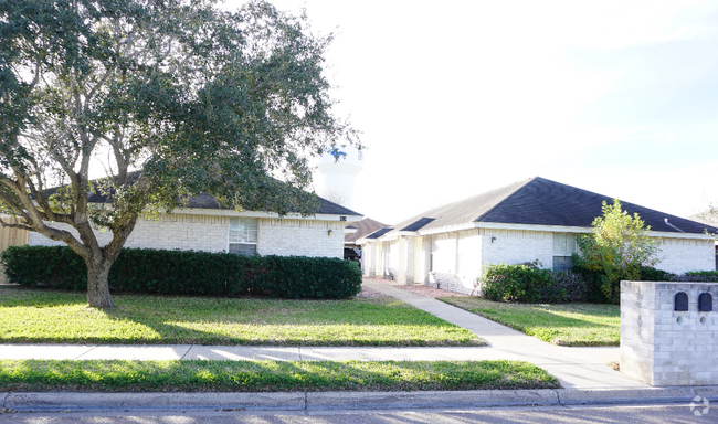 Building Photo - 909 Lexington Cir Unit Two Rental