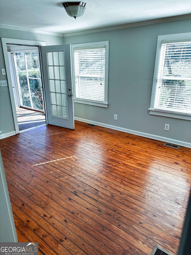 Photo - 1895 Francis Ave NW