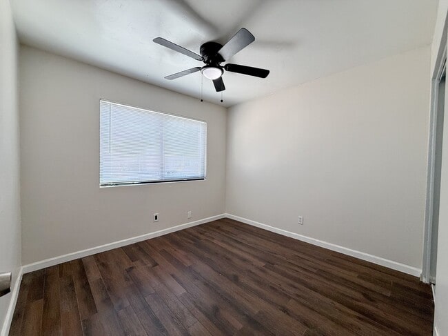 Photo - 5220 W Lynwood St