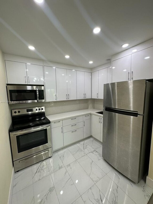 Building Photo - 8950 NE 8th Ave Unit 403-403 Rental