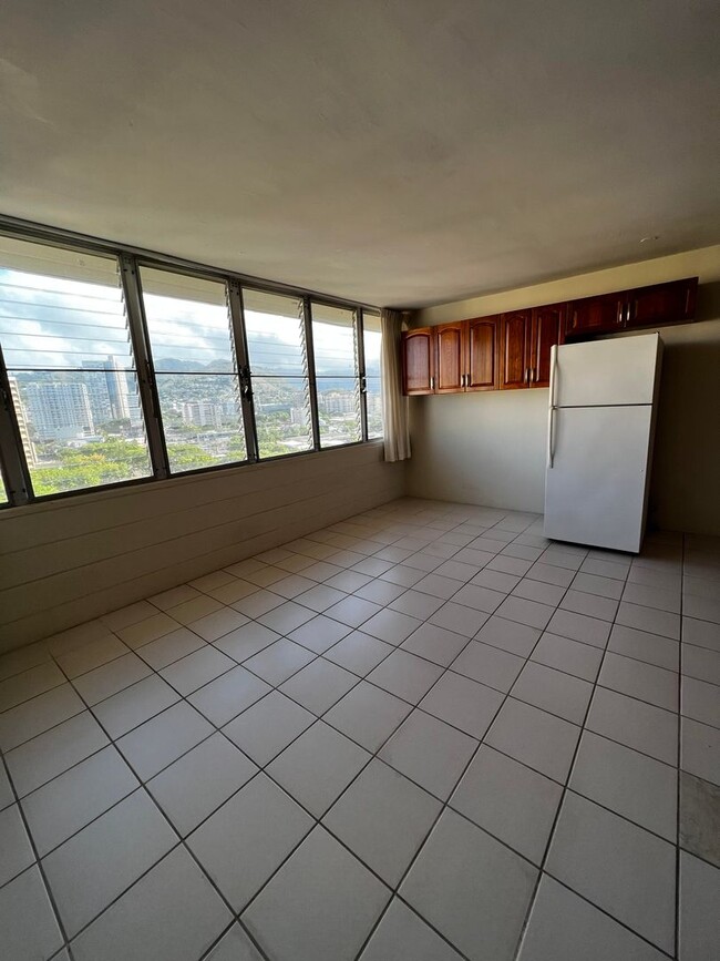 Building Photo - Studio unit at Holiday Manor AVAILABLE SEP... Rental