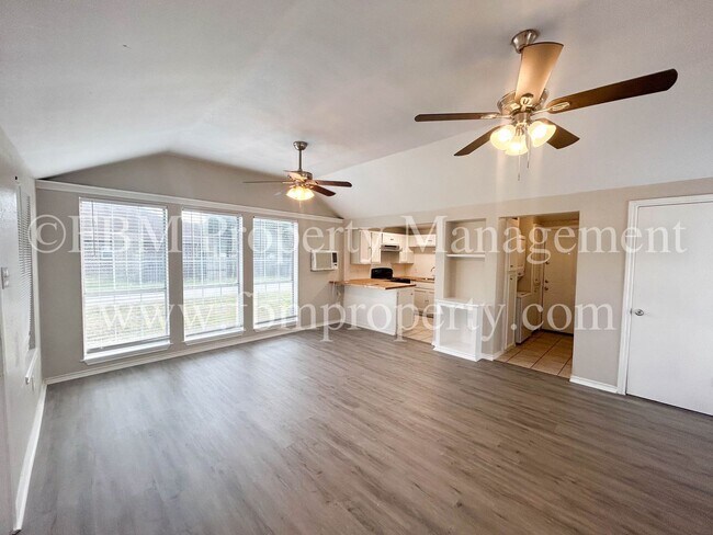 Photo - 105 E Margurite Ln