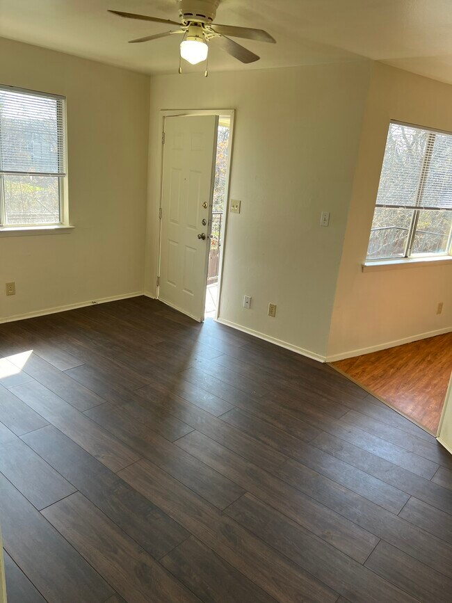 Sala de estar frente a la puerta y cocina a la derecha. - 1644 Post Rd Unidad 4