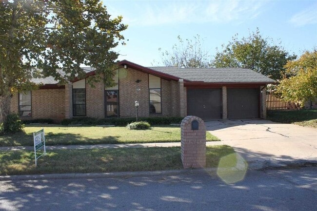 Building Photo - PETS NEGOTIABLE WITH OWNER APPROVAL!!!