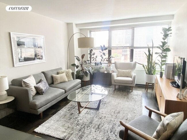 Photo - 305 E 40th St