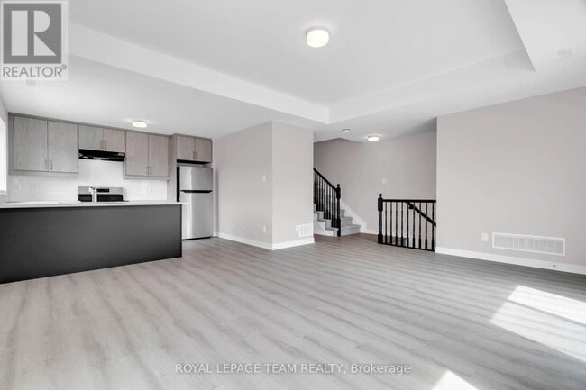 Photo - 810 Parnian Private