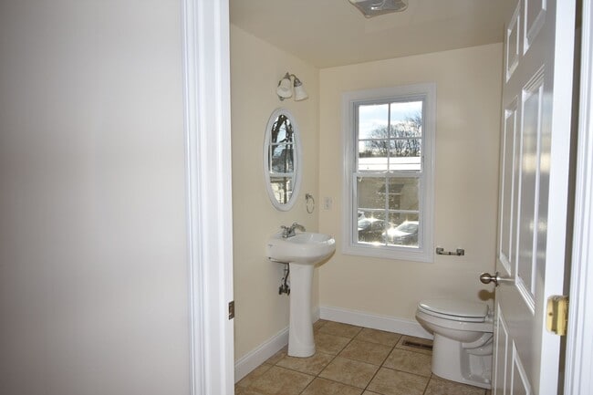 Photo - Spacious 3 bdrm house with 1.5 baths located in Seymour....