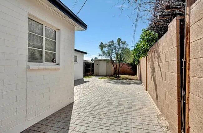 Photo - 2715 E Oak St Unit 1