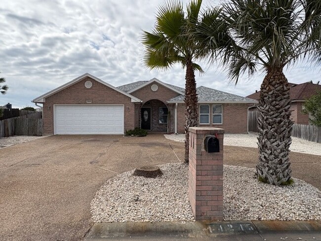 Building Photo - UPDATED 4BDRM HOME NEAR BEACH!