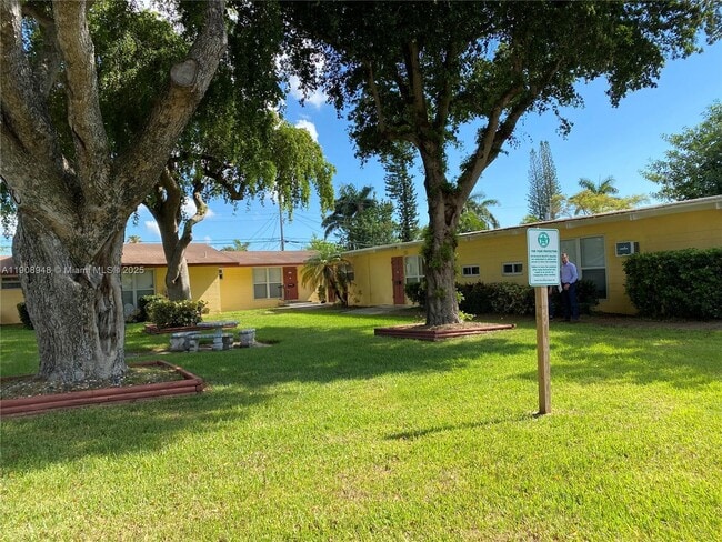 Building Photo - 227 SE 1st St Unit 7