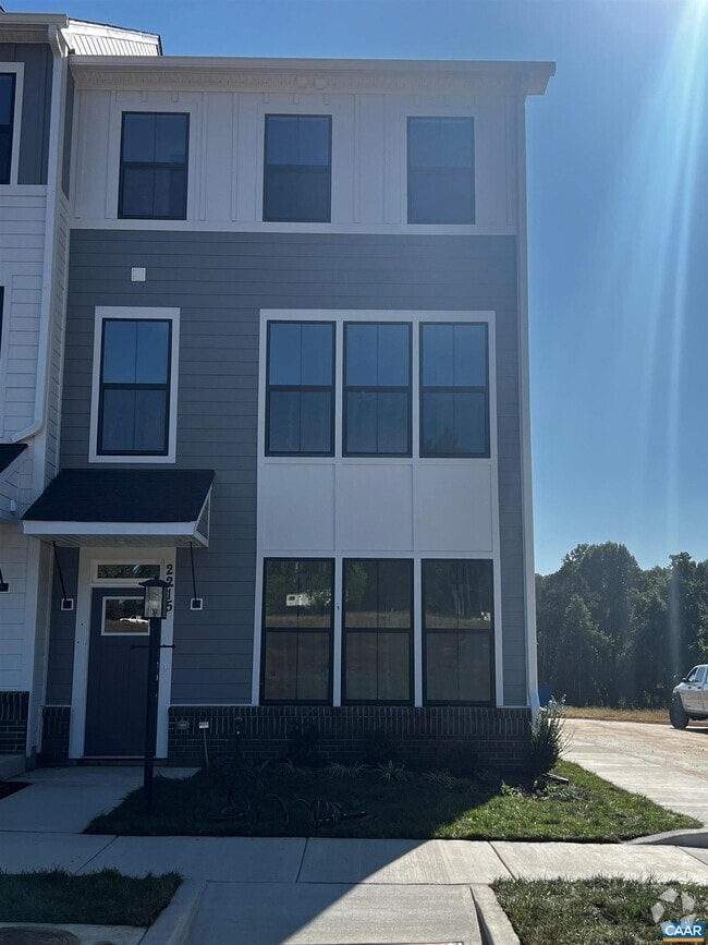 Building Photo - 2215 Swallowtail Ln Rental
