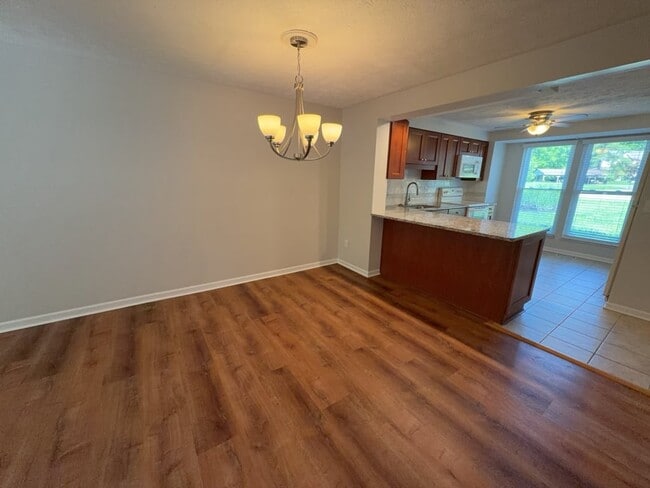 Photo - 778 Woodlyn Dr S