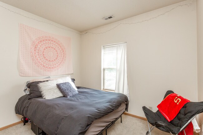 2BR, 2BA - 900 SF - Bedroom