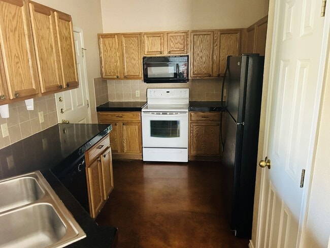 Building Photo - 2009 Charleston Ct Unit B