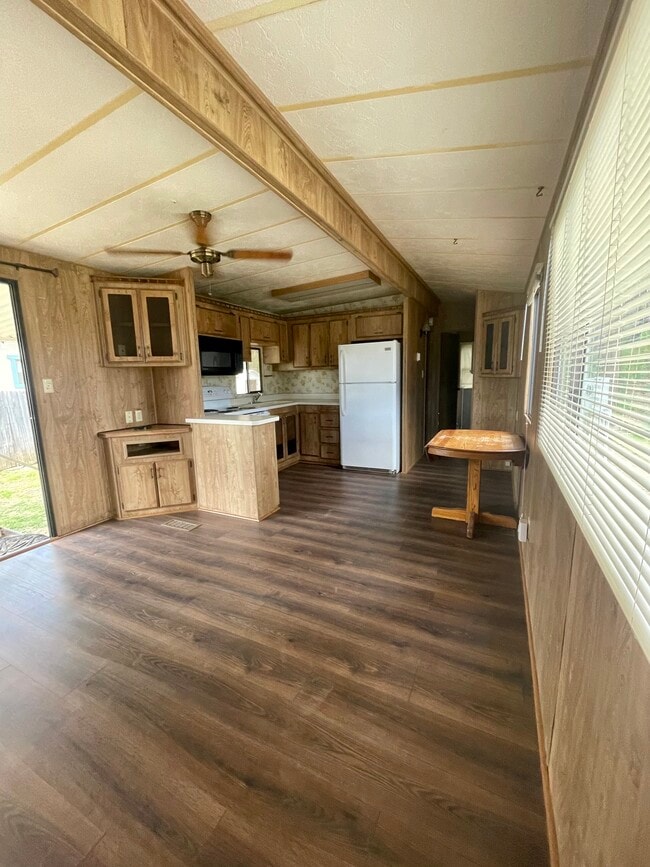 Photo - 1120 N Justice Dr