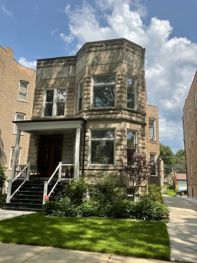 Building Photo - 1320 W Carmen Ave Unit 2