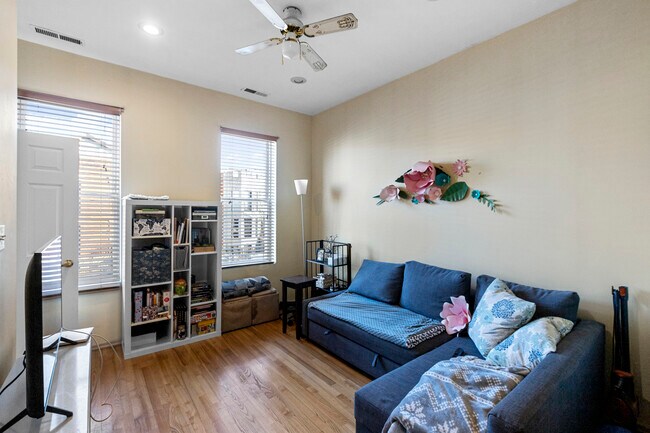 Charming 1 bed 1 bath + den apartment w. 2... - Charming 1 bed 1 bath + den apartment w. 2... Unit 2F