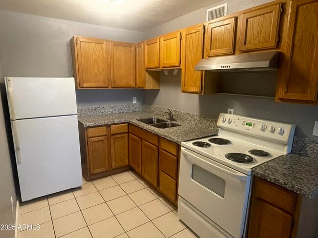 Building Photo - 602 E Townley Ave Unit 201