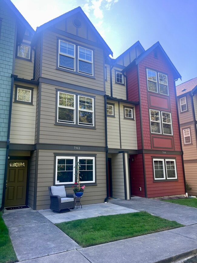 Photo - 7162 Shinkle Pl SW