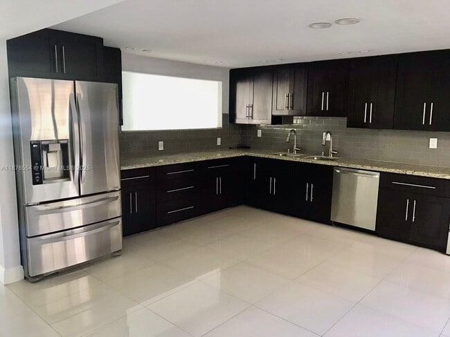 Building Photo - 20381 NE 30th Ave Unit 206-7 Rental