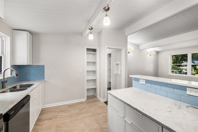 Photo - 1185 Oakfield Dr SE