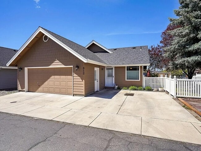 Photo - Spacious Prineville Home with Large Backyard!