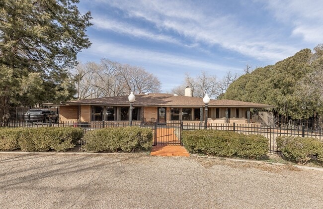 Building Photo - Stunning 4 Bed 3 Bath with a Pool! Rental