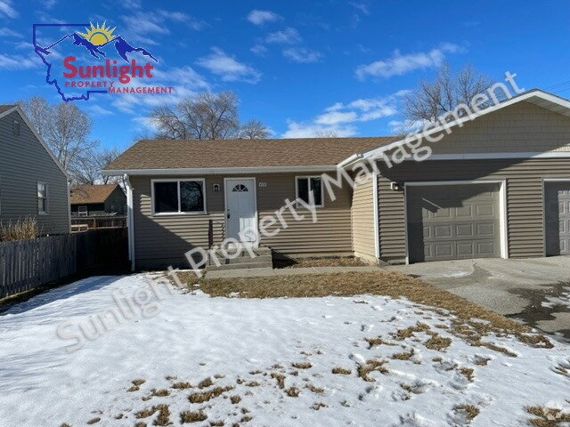 Building Photo - 2 Bed 1 Bath Duplex with Attached Garage Rental