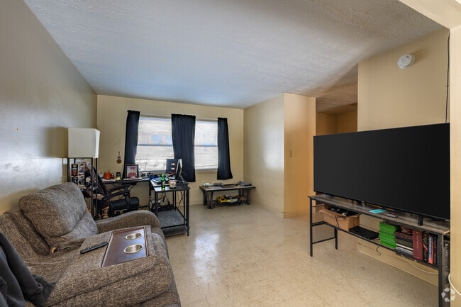 3BR, 1.5BA - 950SF - Living Room